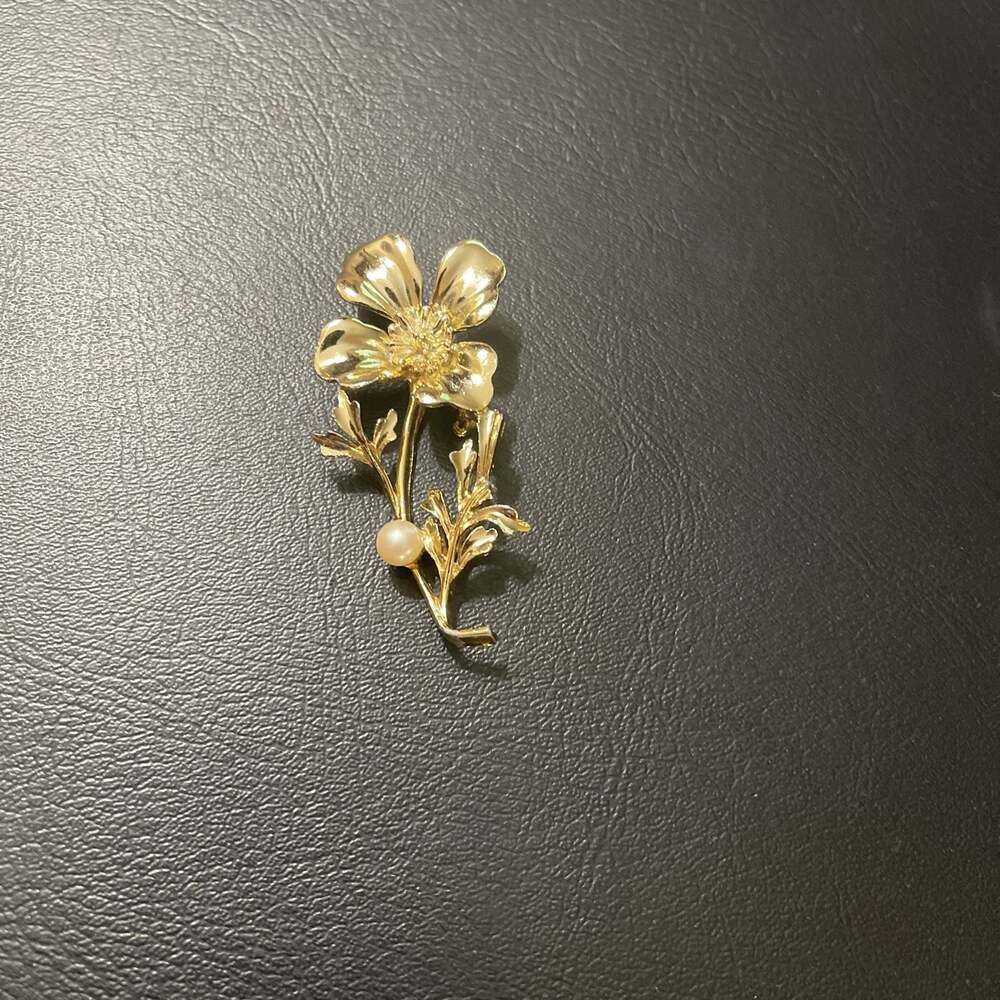 Vintage Brooks Gold Tone Pearl Flower Brooch Pin